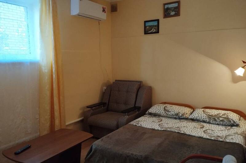 Трёхместная комната «Эконом» первый этаж цоколь
