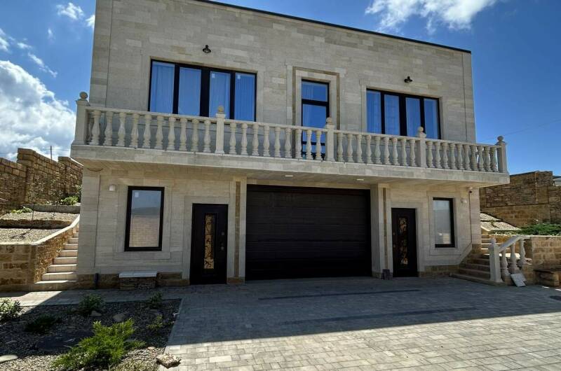 Дом с бассейном