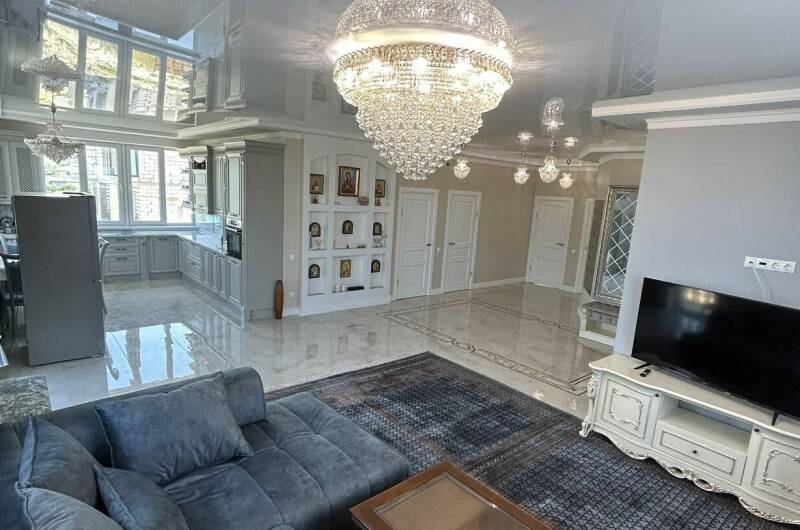 Дом с бассейном