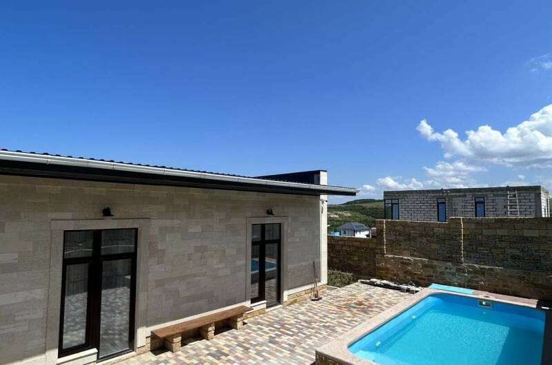 Дом с бассейном