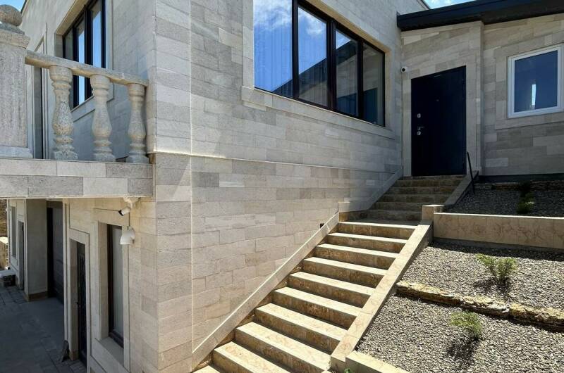 Дом с бассейном