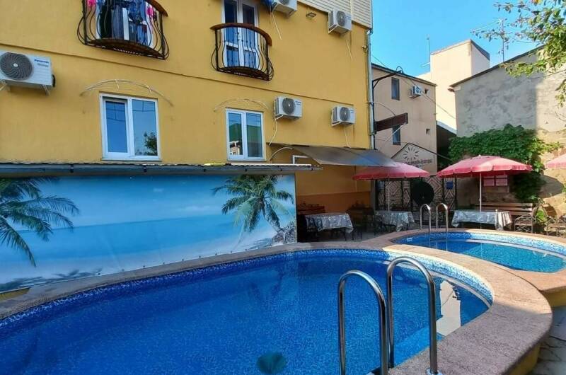 Частный дом с комнатами для гостей на Ангарском 5