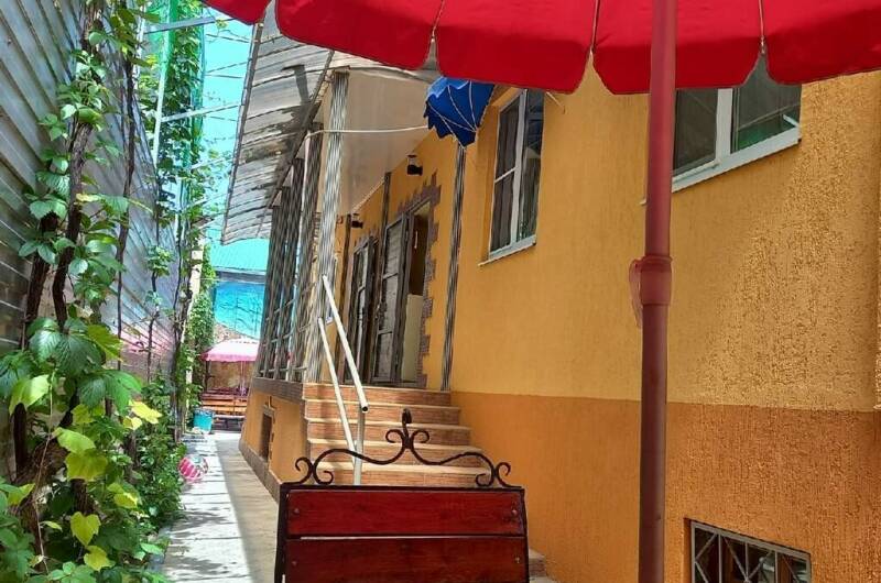 Частный дом с комнатами для гостей на Ангарском 5