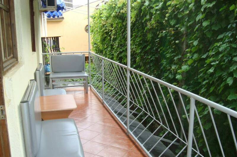 Частный дом с комнатами для гостей на Ангарском 5