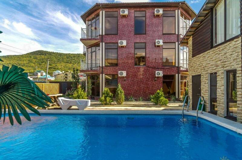 Отель «Радужный»