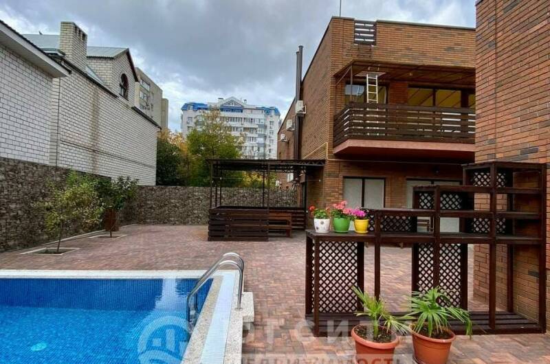 Коттедж «Pinnavilla» в центре с большим бассейном